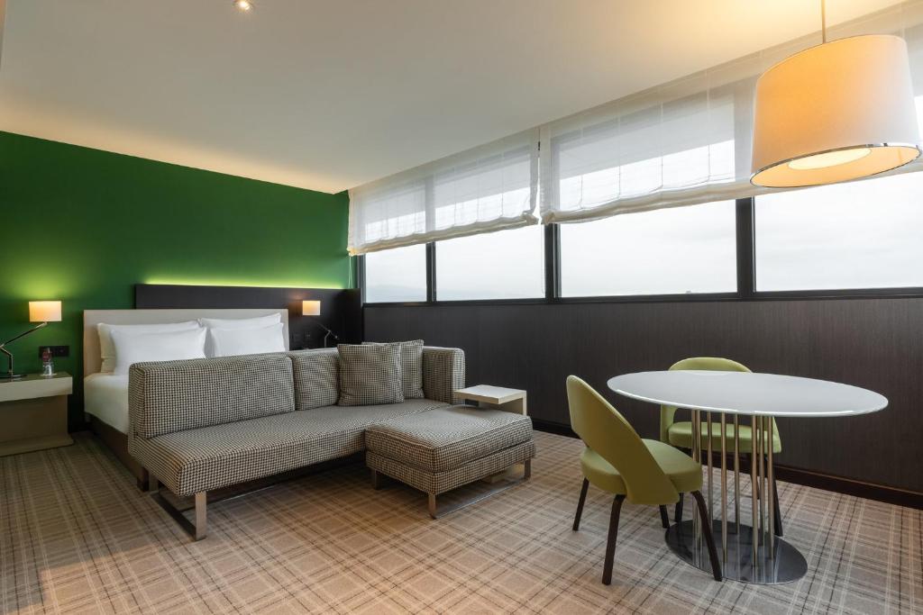 Posezení v ubytování Crowne Plaza Geneva by IHG