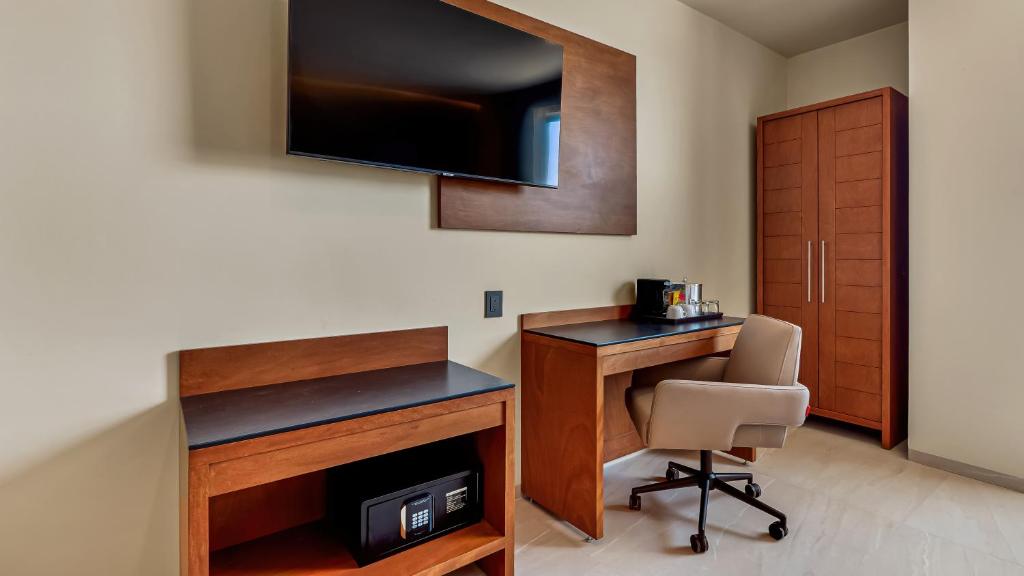 TV a/nebo společenská místnost v ubytování Hampton By Hilton Queretaro Juriquilla
