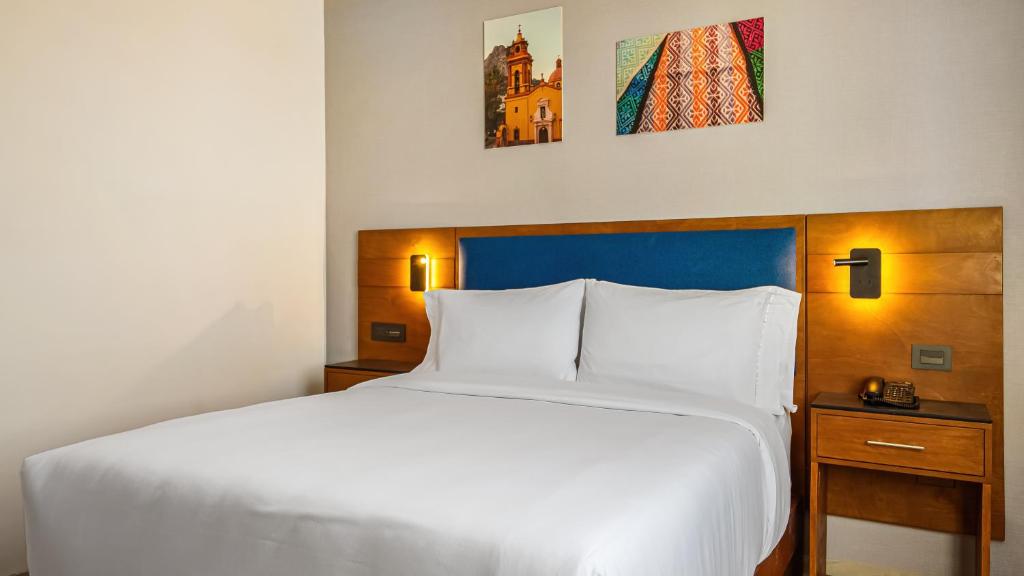 Postel nebo postele na pokoji v ubytování Hampton By Hilton Queretaro Juriquilla