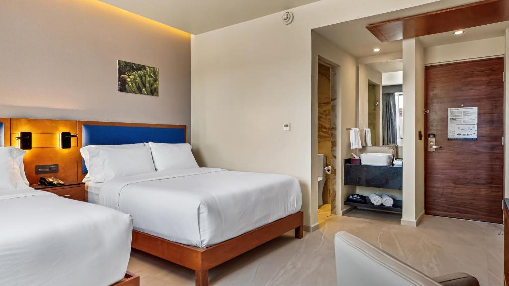 Postel nebo postele na pokoji v ubytování Hampton By Hilton Queretaro Juriquilla