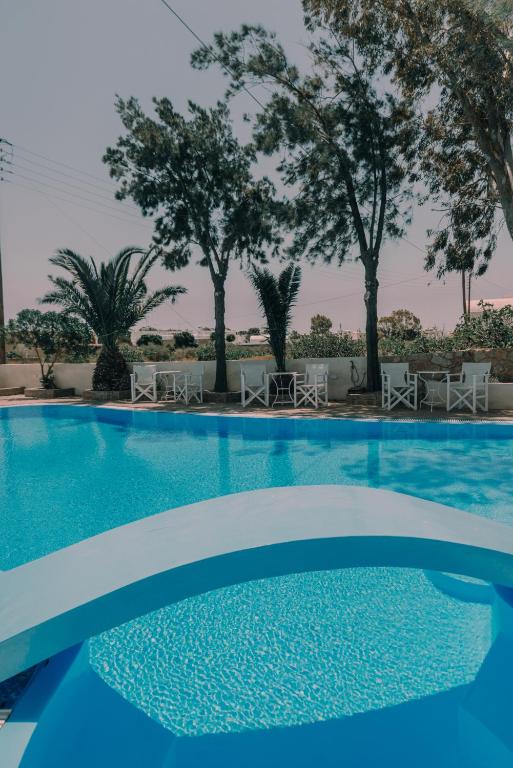 佩里萨Blue Island hotel Santorini的一座带椅子和树木的游泳池