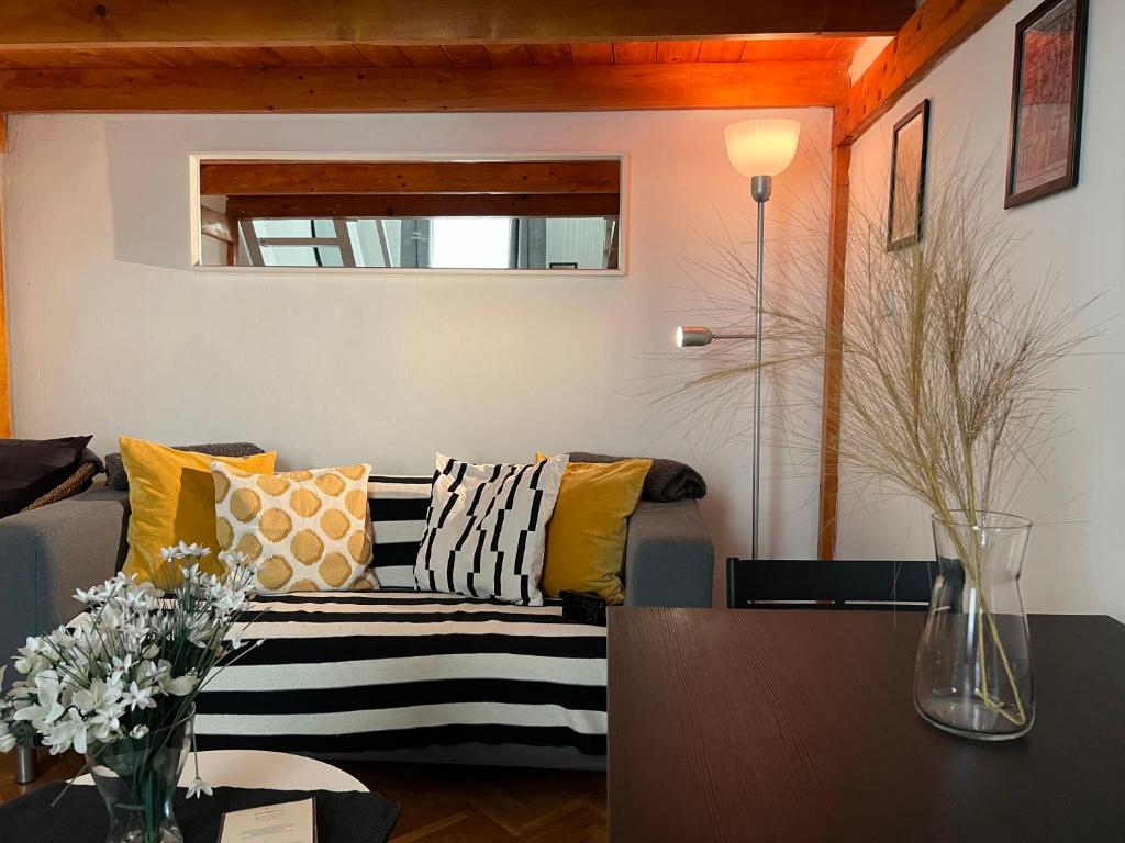 Posedenie v ubytovaní Lovely little loft studio in the heart of Budapest