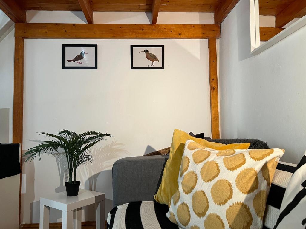Posedenie v ubytovaní Lovely little loft studio in the heart of Budapest