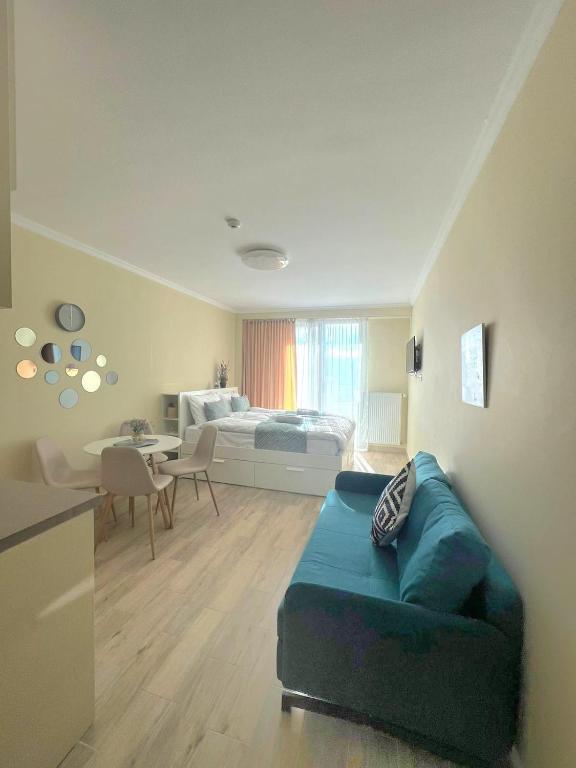 古多里LOFT 2 apt 142 with nice balcony & view的带沙发的客厅和卧室