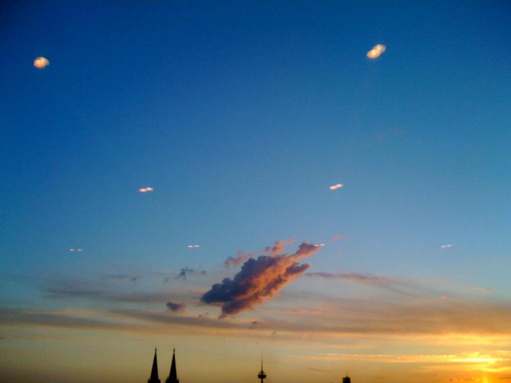 un grupo de nubes en el cielo al atardecer en Apartment Miro, en Colonia