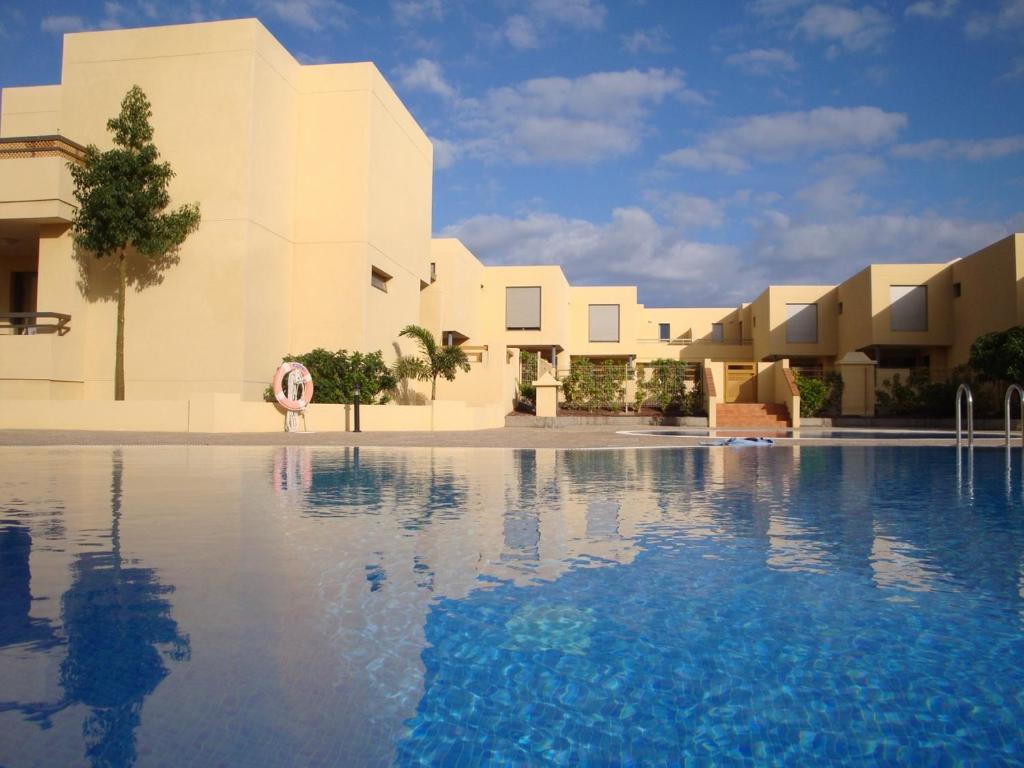 una piscina di fronte a un edificio di Villa Tejita a El Médano