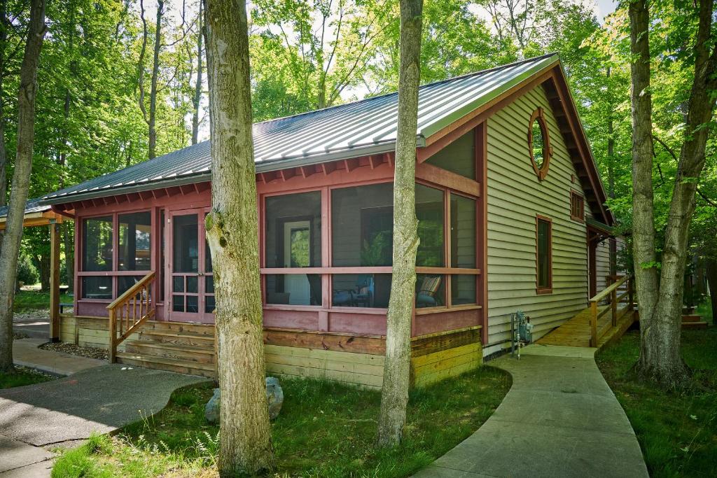 una pequeña casa en medio del bosque en Dollybrook 6 Pet Friendly Community Pool Groups Welcome, en Fennville