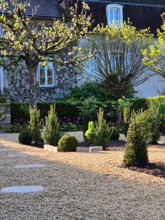 a garden in front of a house with plants at Annexe du Moulin Renaudiots - Havre de paix Luxe et Nature in Autun