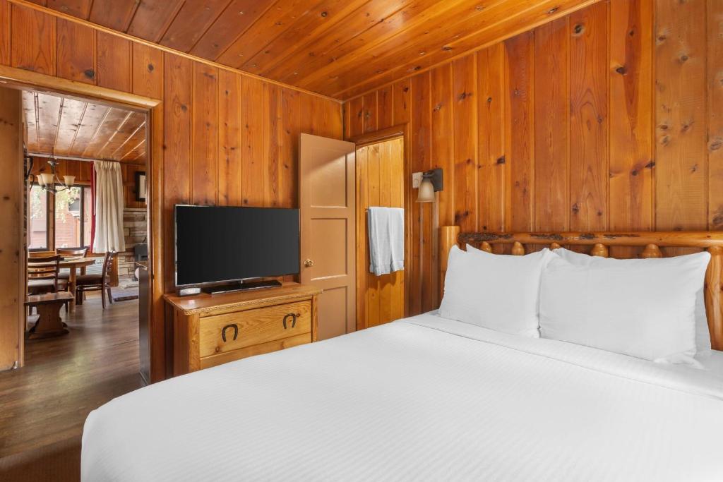 TV a/nebo společenská místnost v ubytování Kohl's Ranch Lodge