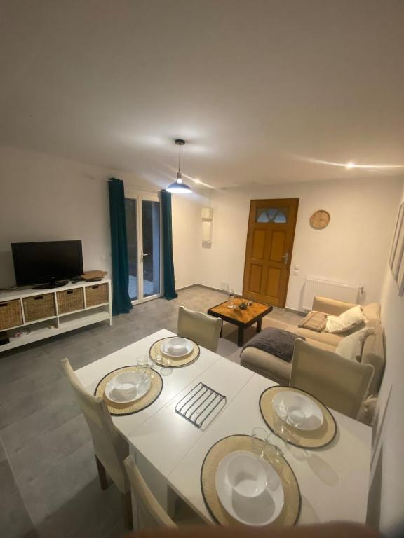un salon avec une table blanche et un canapé dans l'établissement Appartement T2, à Saint-Lys