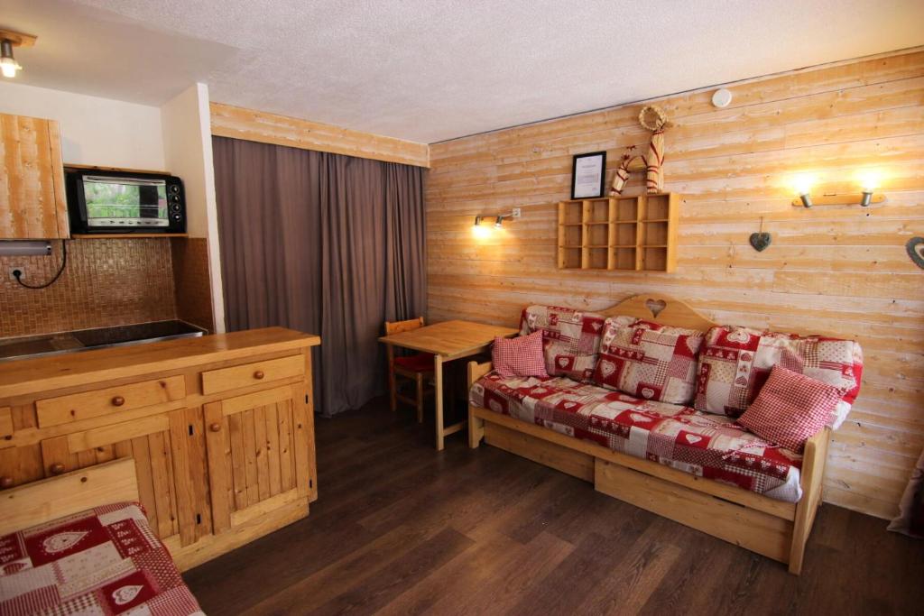 Cette chambre comprend un canapé et une table. dans l'établissement Résidence Neves - CHARMANT STUDIO 4 PERSONNES DANS LE QUARTIER ANIME DE LA STATION MAE-7704, à Val Thorens