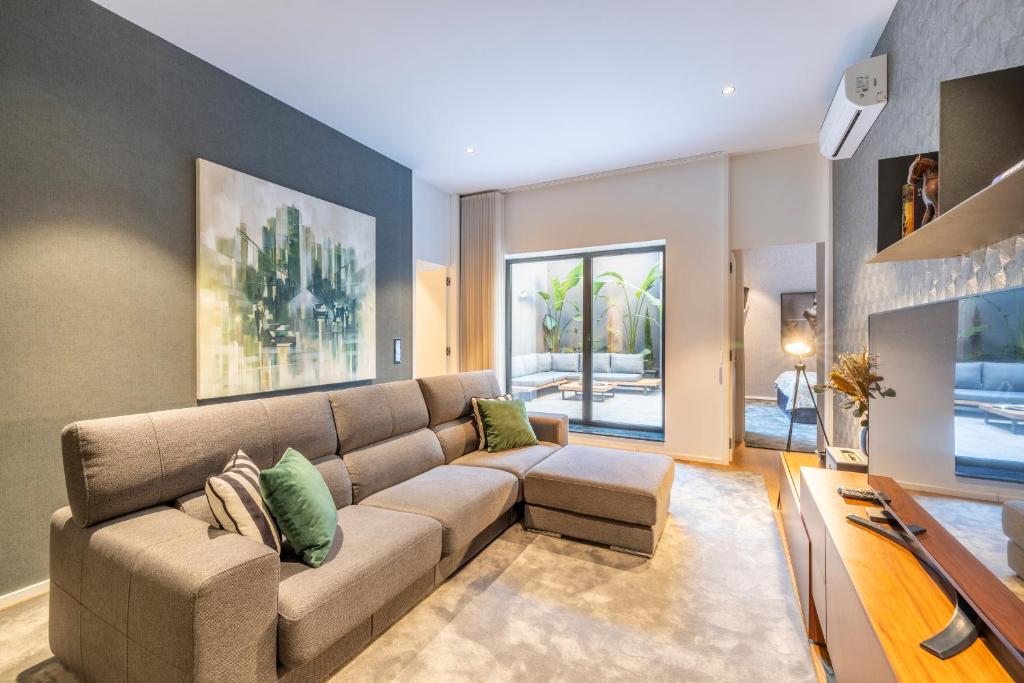 een woonkamer met een bank en een tafel bij Chãos Design By Minho's Guest in Braga