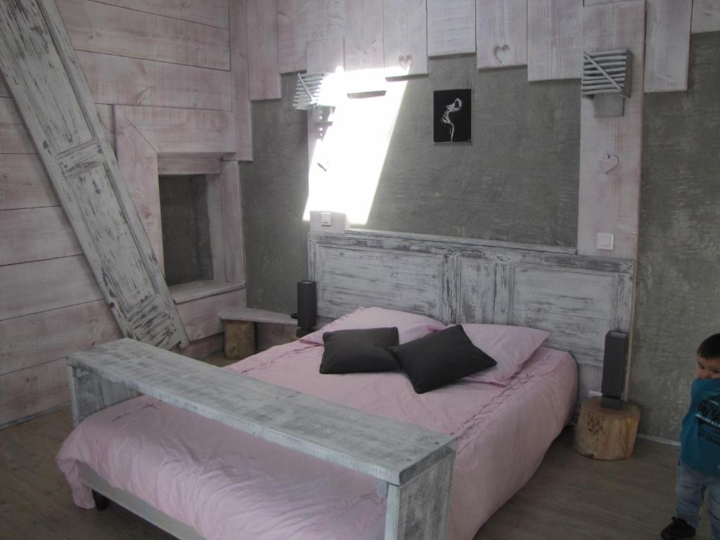 Säng eller sängar i ett rum på Gite De Charme Auvergne Cab'âne