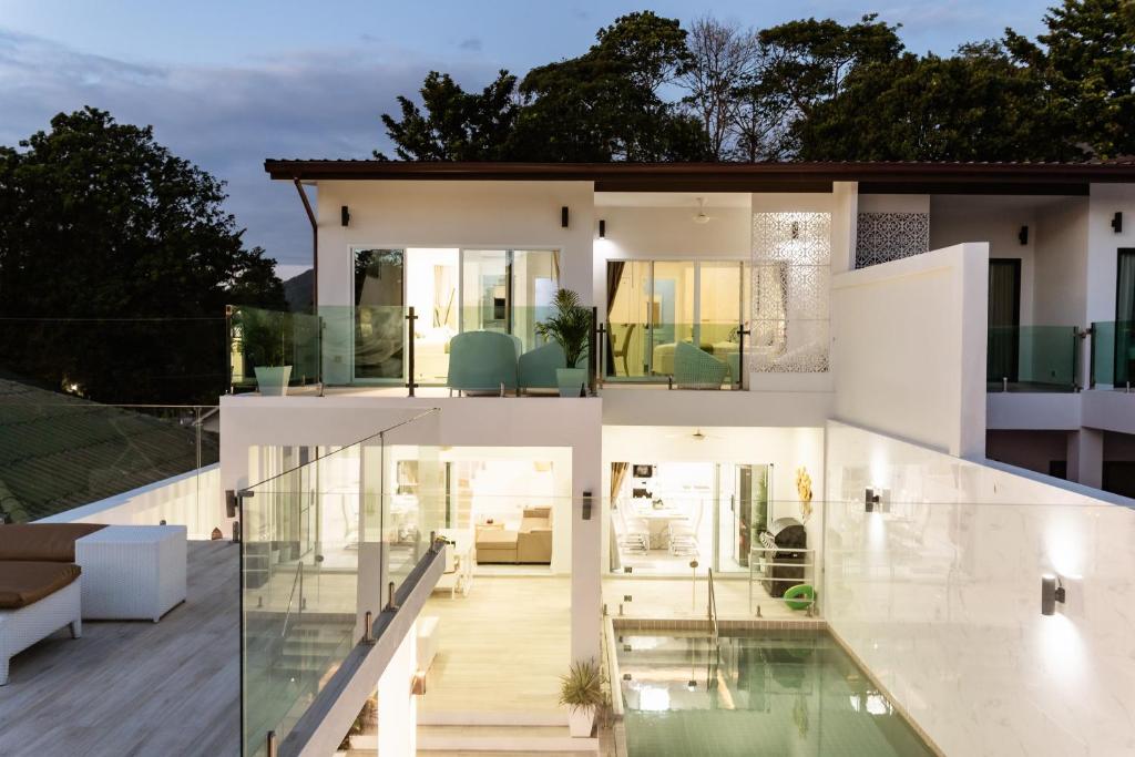 Bazén v ubytování Koh Chang Luxury Pool Villas Premium nebo v jeho okolí