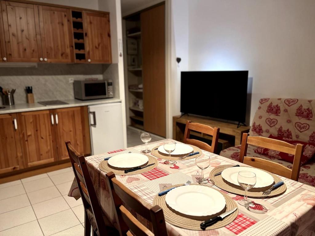 - une table à manger avec des assiettes et des verres à vin dans l'établissement Studio du Lac, à Gérardmer