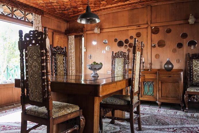 Fotografie z fotogalerie ubytování OMAR KHAYYAM HOUSEBOAT RETREAT and FAVELA HEADROOMS v destinaci Šrínagar