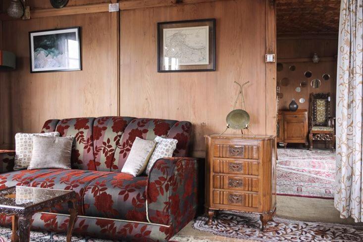 Posezení v ubytování OMAR KHAYYAM HOUSEBOAT RETREAT and FAVELA HEADROOMS