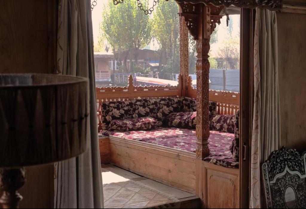 Posezení v ubytování OMAR KHAYYAM HOUSEBOAT RETREAT and FAVELA HEADROOMS