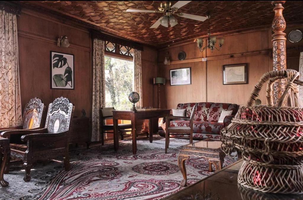 Posezení v ubytování OMAR KHAYYAM HOUSEBOAT RETREAT and FAVELA HEADROOMS