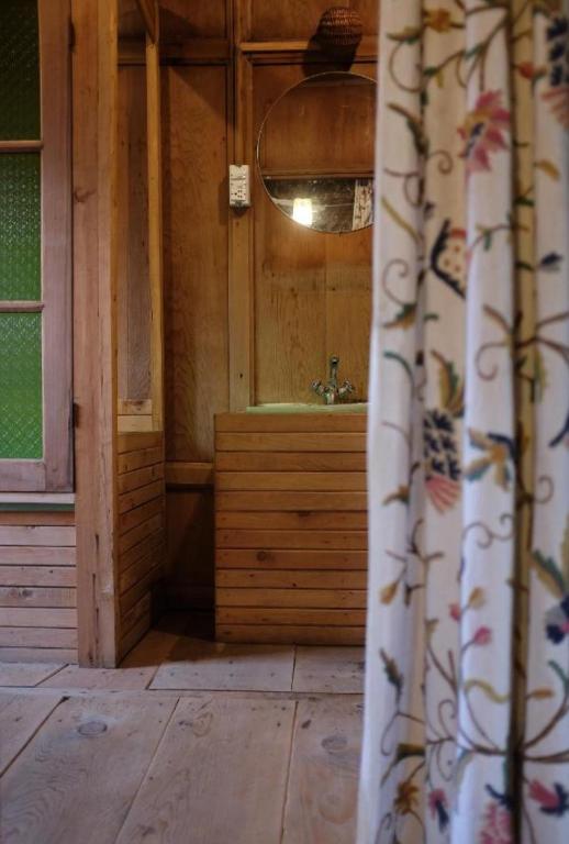 Koupelna v ubytování OMAR KHAYYAM HOUSEBOAT RETREAT and FAVELA HEADROOMS