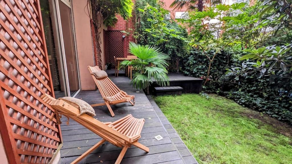 d'une terrasse avec 2 chaises, une table et une sidx sidx sidx. dans l'établissement Beautiful apartment with private garden, à Paris