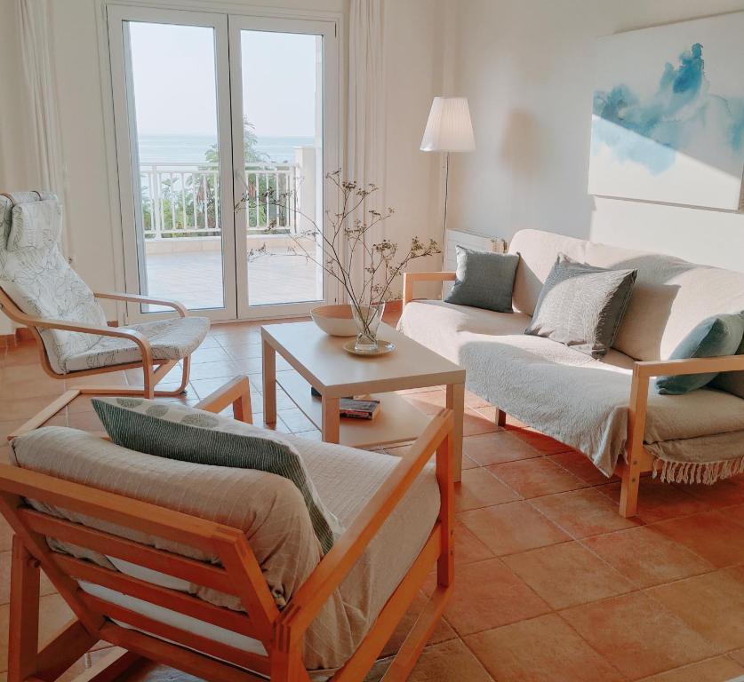 Część wypoczynkowa w obiekcie KALAMIES - Secluded Beach Apartments