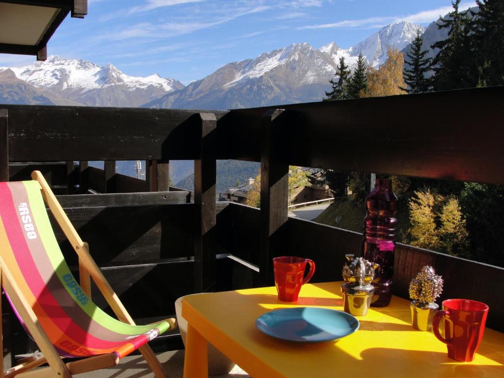 クールシュヴェルにあるChalet Des Briguesの山の景色を望むバルコニー(テーブル、椅子付)