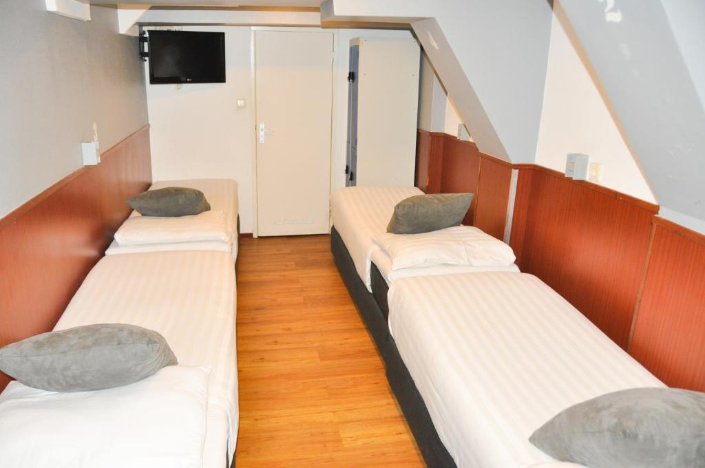 Travel Hotel Amsterdam - Quadruple Room Single Beds