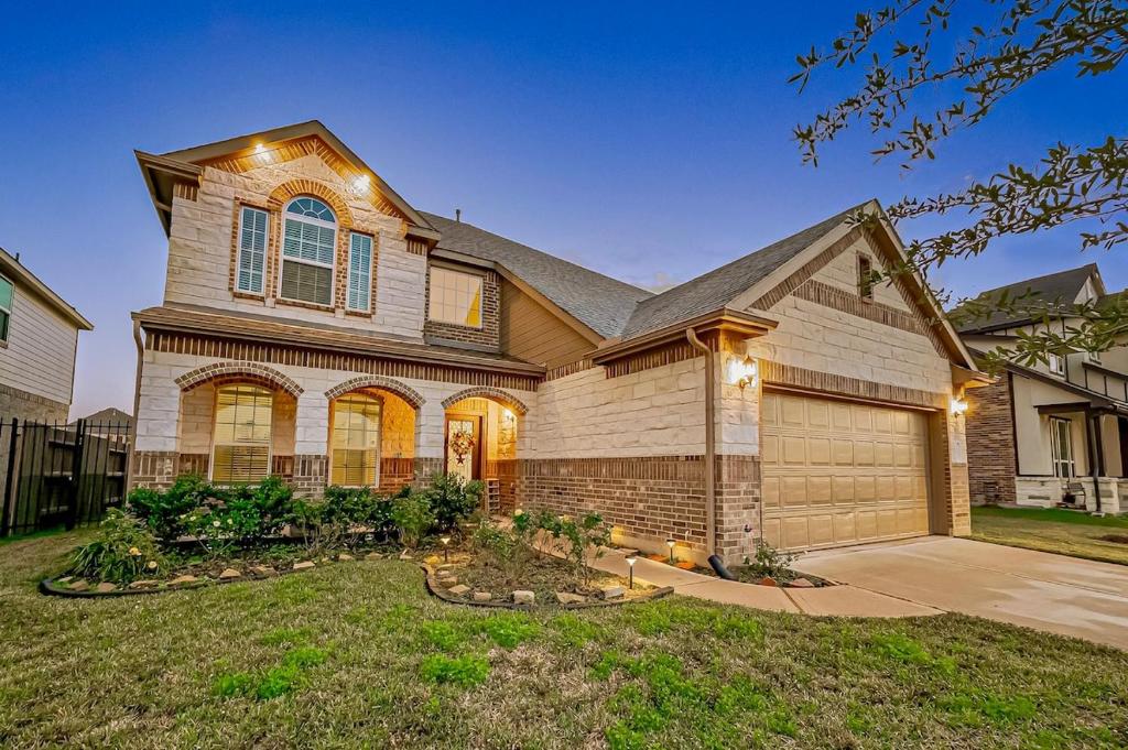 Lake house for family vacation - Five-Bedroom House