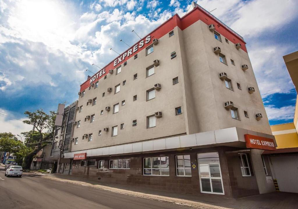 un gran edificio al costado de una calle en Hotel Express Canoas, en Canoas