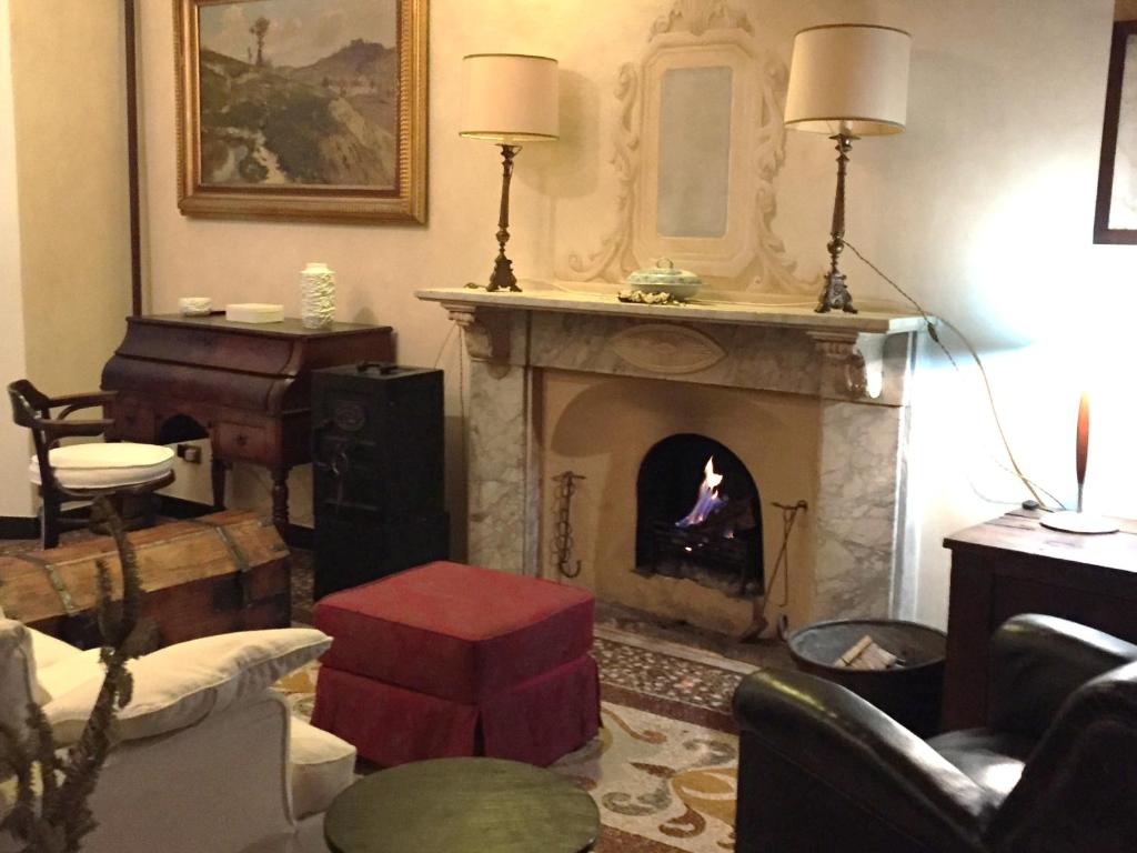 ジェノヴァにあるLa Casa di Einsteinのリビングルーム(暖炉付)