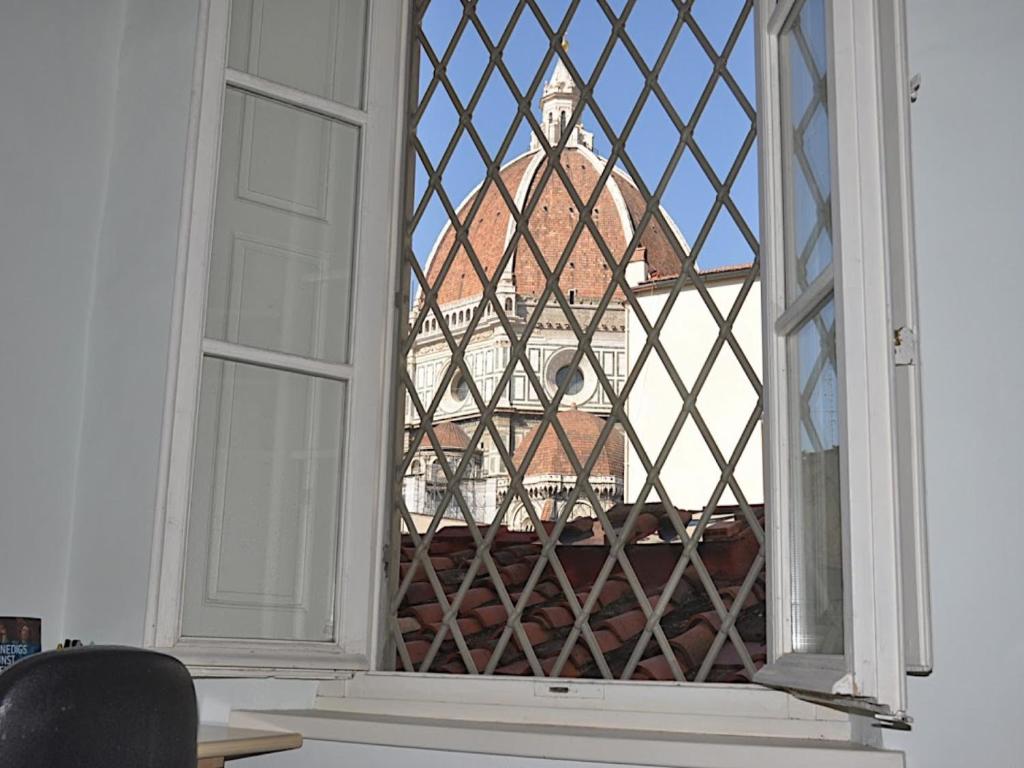 uma janela aberta com vista para uma igreja em Luisia em Florença