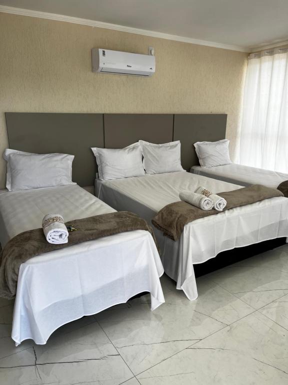 Postel nebo postele na pokoji v ubytování Hotel Aris