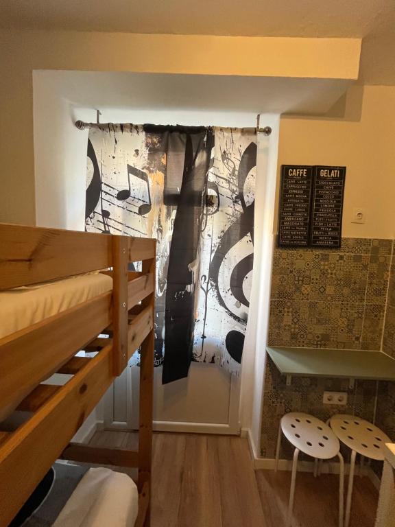 a room with two bunk beds and a wall at PEROLA DA MUSICA ESTUDIO in Setúbal