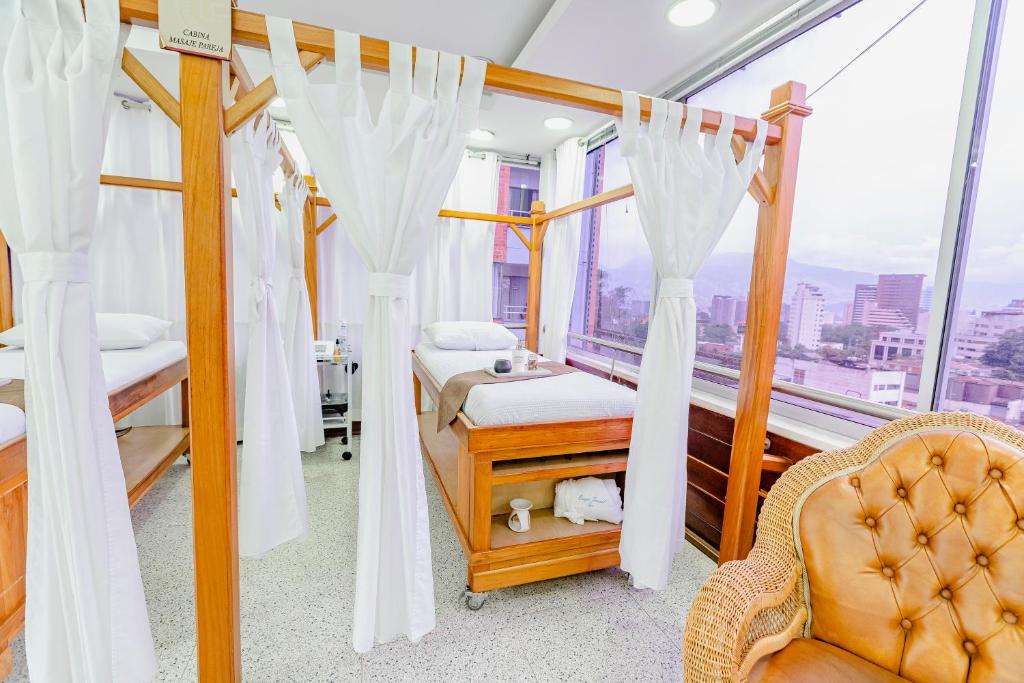 Postel nebo postele na pokoji v ubytování Hotel Du Parc