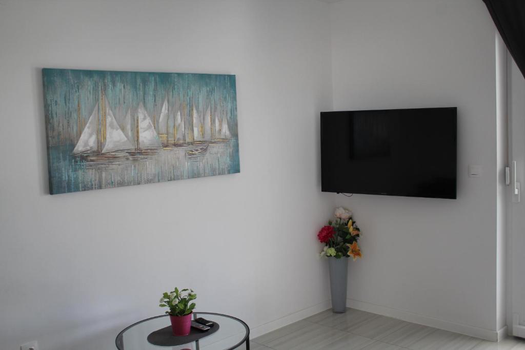 Telewizja i/lub zestaw kina domowego w obiekcie Apartment Villa Lumada with Pool