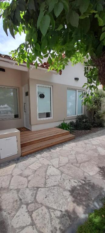 マル・デル・プラタにあるCasa Lapridaの木製のデッキが目の前にある家