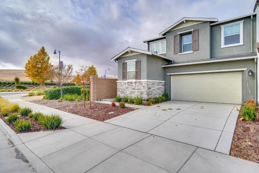 特雷西Newly Built Tracy Home with Backyard and Pool Access!的有车道和车库的房子