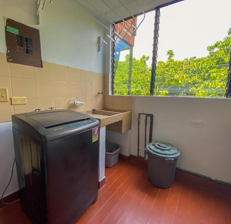 un piccolo bagno con lavandino e finestra di Apartamento Sur De Cali Santa Anita Excelente Ubicación a Cali
