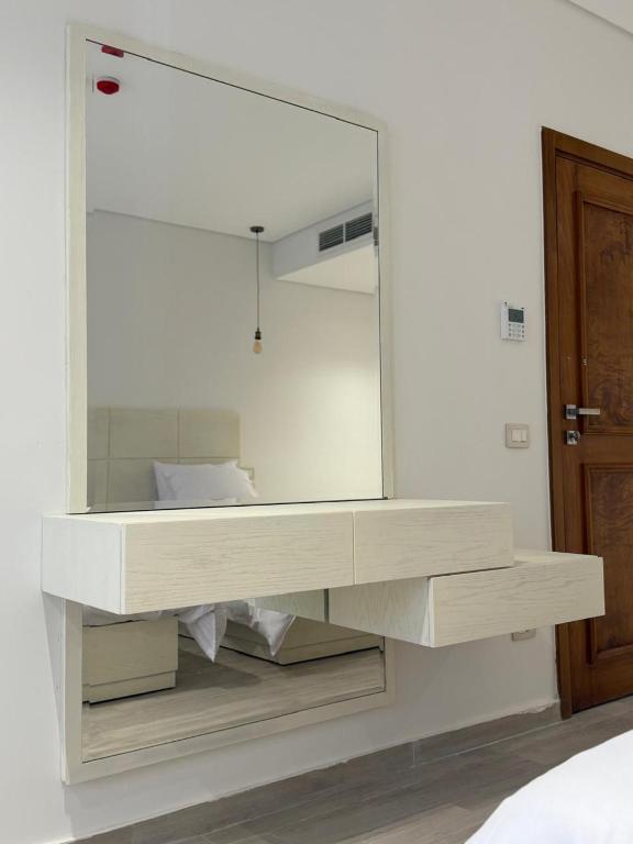 Postel nebo postele na pokoji v ubytování Zones Residence Maadi