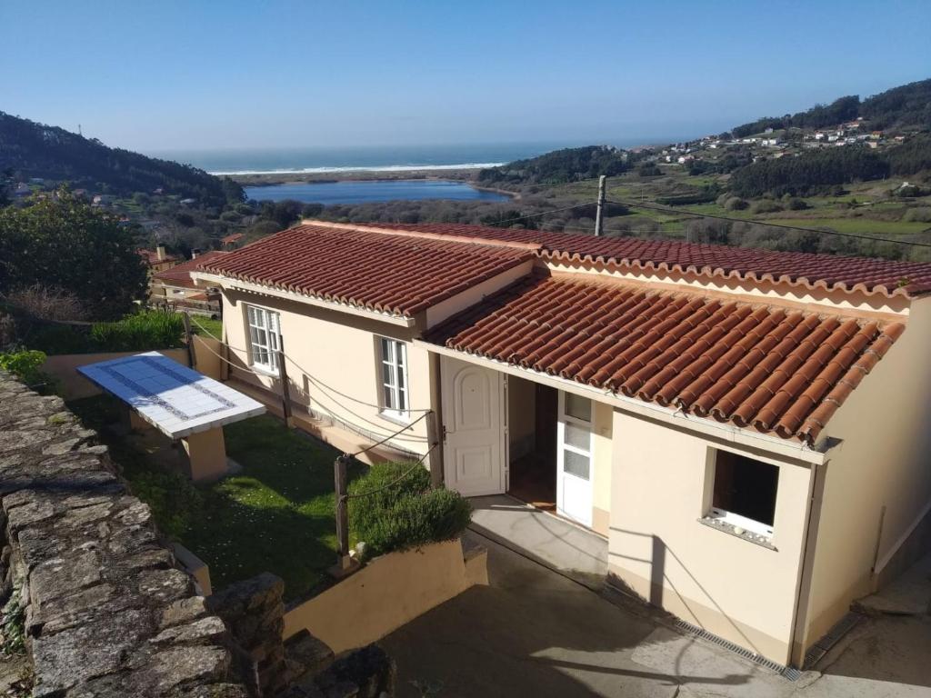 ein Haus mit Blick auf das Meer in der Unterkunft Doniños Paraíso in Ferrol