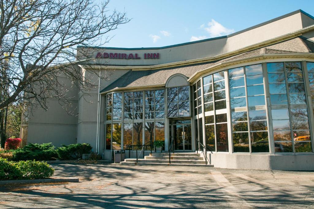 uma vista exterior de um edifício em Admiral Inn Hamilton em Hamilton