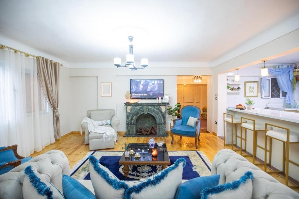 Μια τηλεόραση ή/και κέντρο ψυχαγωγίας στο Luxury Retreat Near the Sea Prime Location