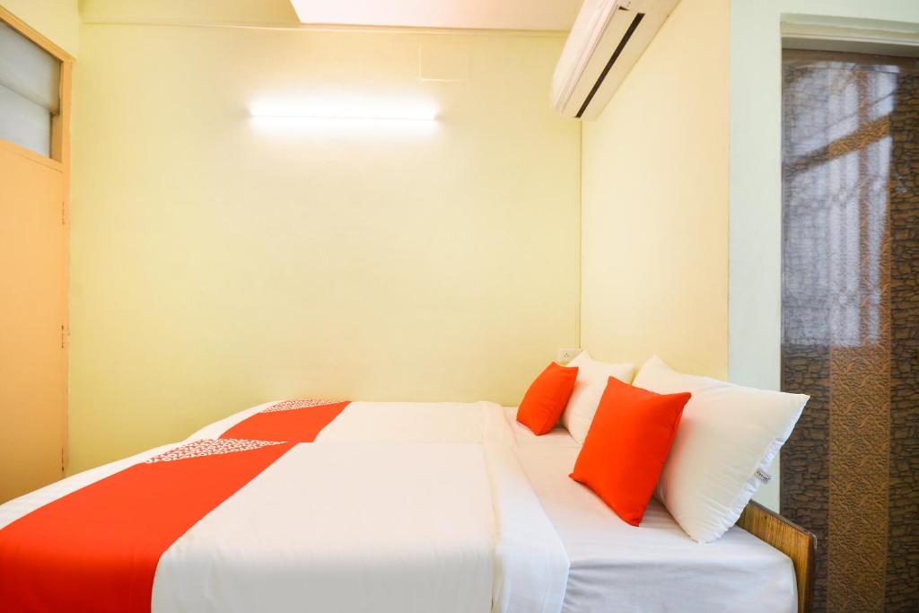 Postel nebo postele na pokoji v ubytování Hotel O Aruljothi Gandhipuram Bus Terminus