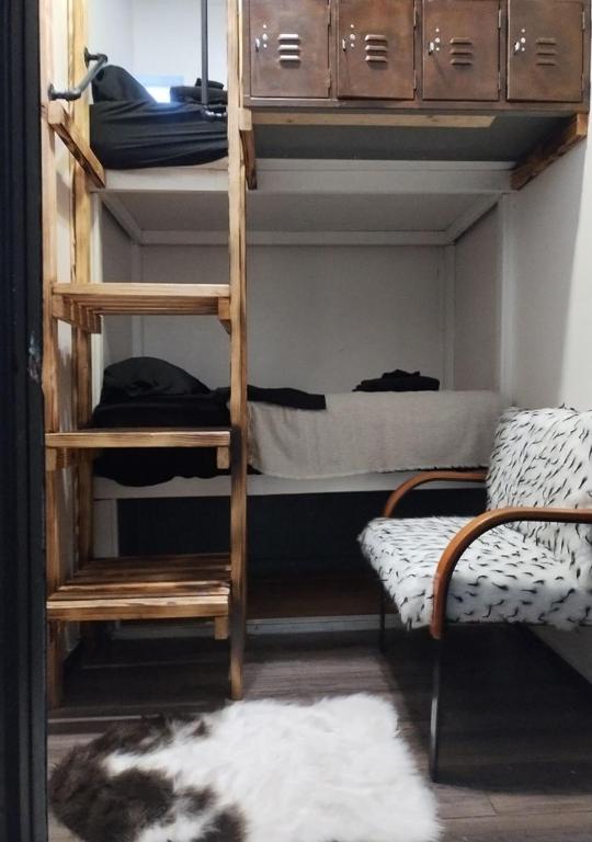 Palanda nebo palandy na pokoji v ubytování Palm Villa Hostel