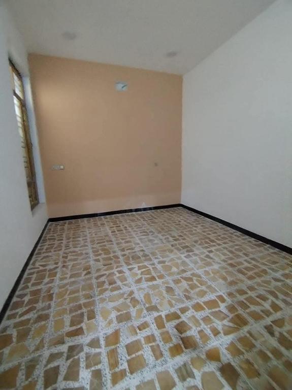 巴格达شقه عامرية的一间空房间，房间内有一块石头地板