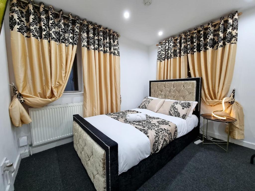 Postel nebo postele na pokoji v ubytování -F1-GH- Enjoy a wonderful stay in our Cosy Luxurious, Spacious ground floor apartment, Free Parking, Free WiFi