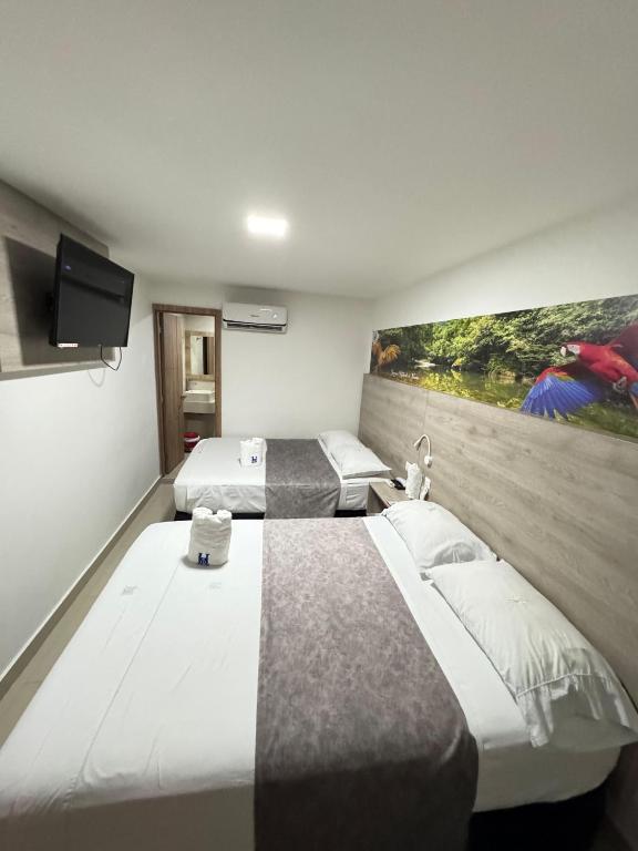 Una habitación de hotel con dos camas y un televisor de pantalla plana. en HOTEL A1 EXPRESS, en Florencia