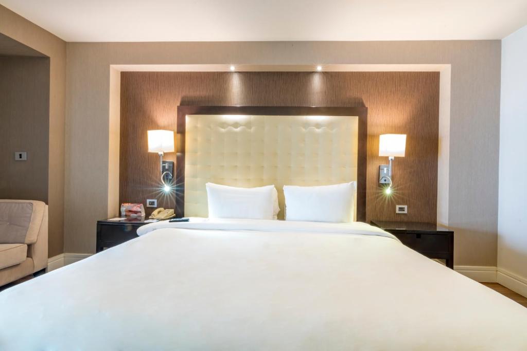 Postel nebo postele na pokoji v ubytování Hotel Lucerna Tijuana