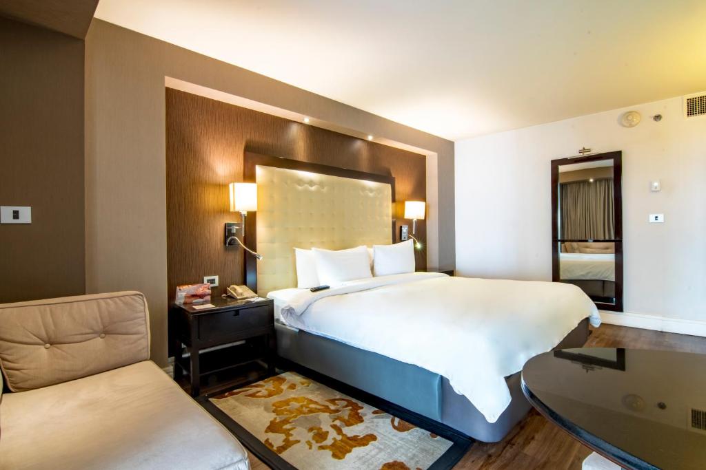 Postel nebo postele na pokoji v ubytování Hotel Lucerna Tijuana
